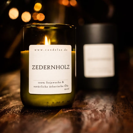 Zedernholz – Duftkerze aus Sojawachs mit beruhigendem, holzigem Aroma für entspannte Momente (Kerze aus alter Weinflasche) kaufen bei Linkreich – Jetzt entdecken!