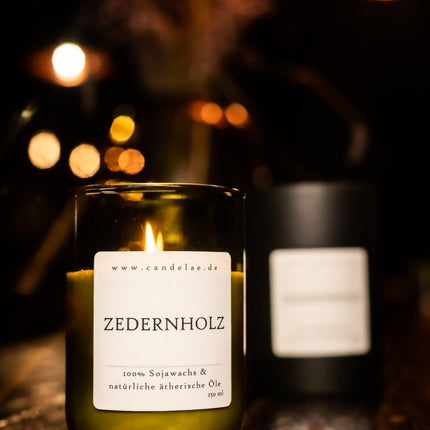 Zedernholz – Duftkerze aus Sojawachs mit beruhigendem, holzigem Aroma für entspannte Momente (Kerze aus alter Weinflasche) kaufen bei Linkreich – Jetzt entdecken!