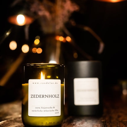 Zedernholz – Duftkerze aus Sojawachs mit beruhigendem, holzigem Aroma für entspannte Momente (Kerze aus alter Weinflasche) kaufen bei Linkreich – Jetzt entdecken!