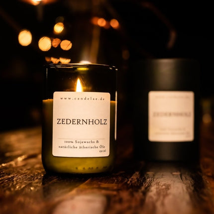 Zedernholz – Duftkerze aus Sojawachs mit beruhigendem, holzigem Aroma für entspannte Momente (Kerze aus alter Weinflasche) kaufen bei Linkreich – Jetzt entdecken!