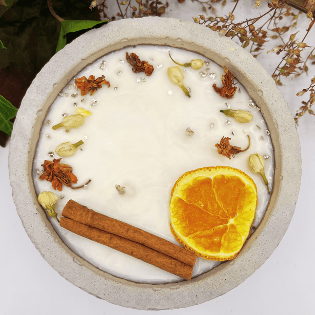 Zwei Docht Betonkerze Betongrau „Grey Orange“ für Herbst und Winter - Stilvolle Aroma Sojawachskerze für Ihr Zuhause. Mit Blütenverzierung und HOCHWERTIGEM Baumwolldocht aus dem Südschwarzwald (Duftkerze) kaufen bei Linkreich – Jetzt entdecken!